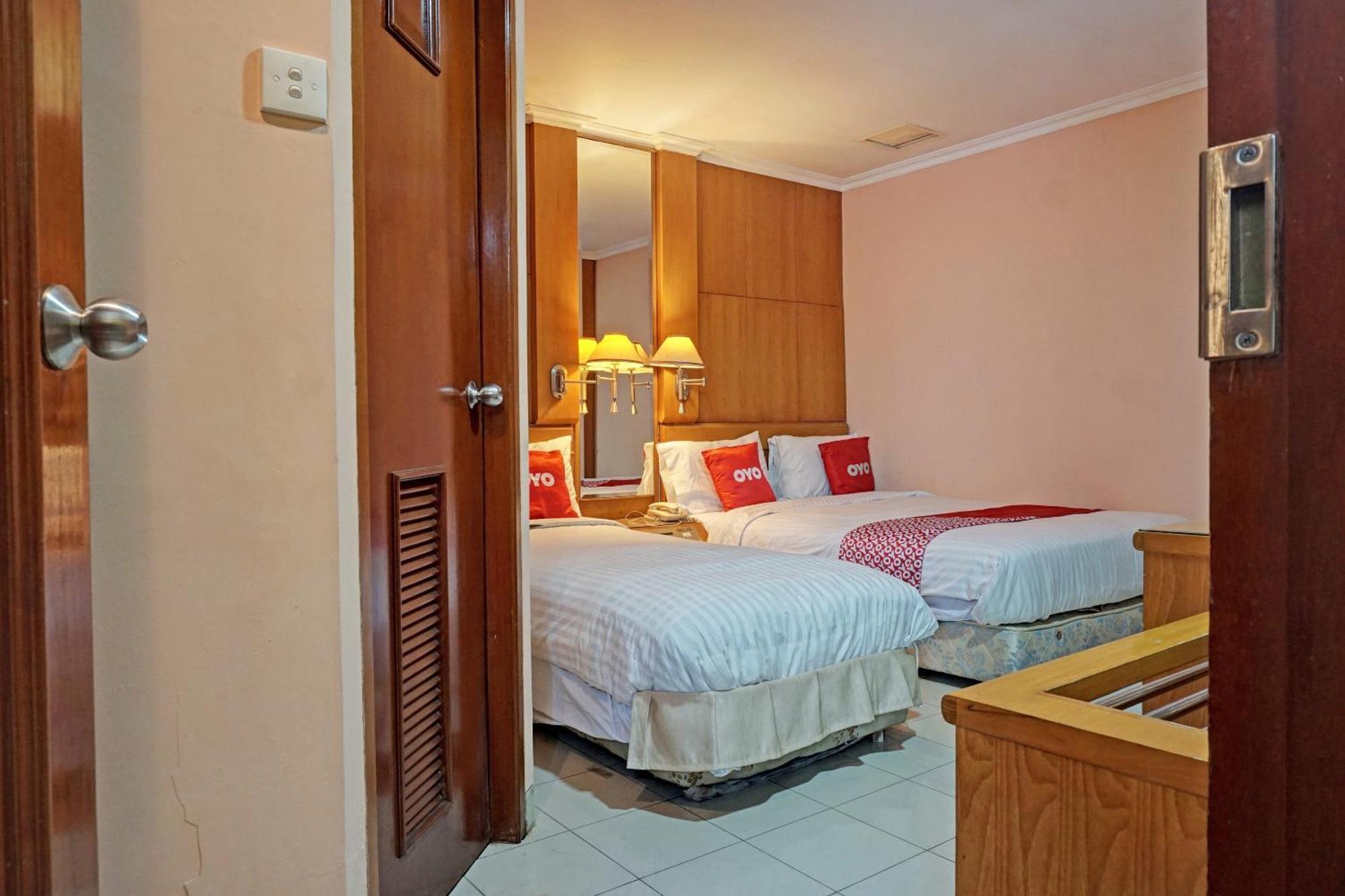 OYO 671 Hotel Capitol Giacarta Esterno foto