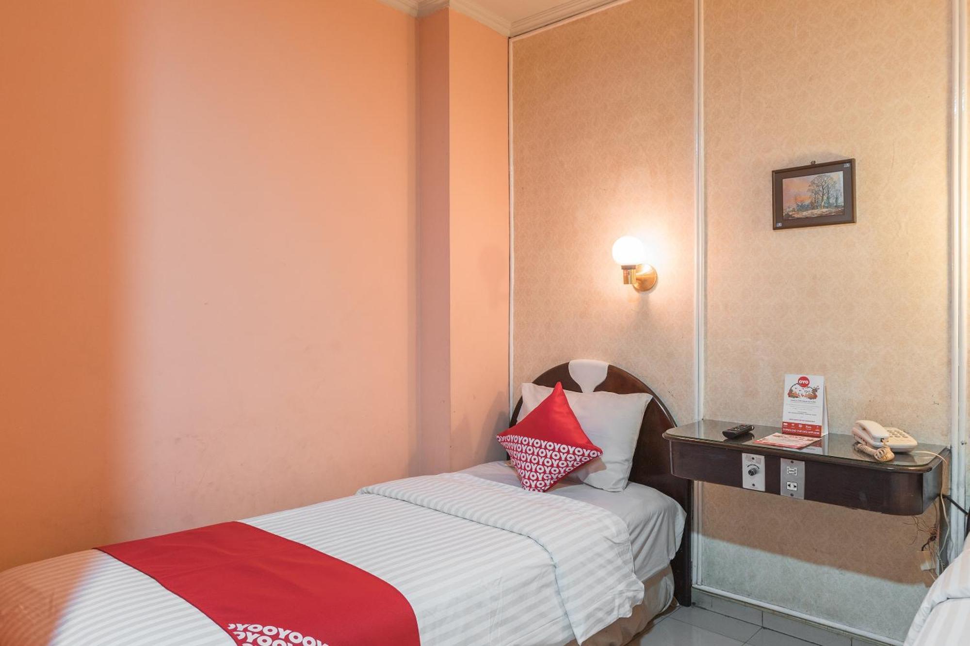 OYO 671 Hotel Capitol Giacarta Esterno foto