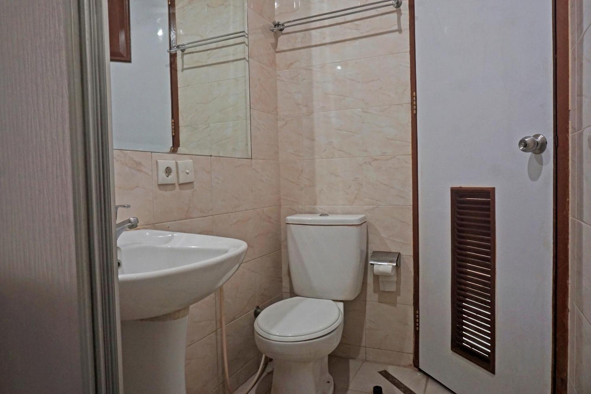 OYO 671 Hotel Capitol Giacarta Esterno foto