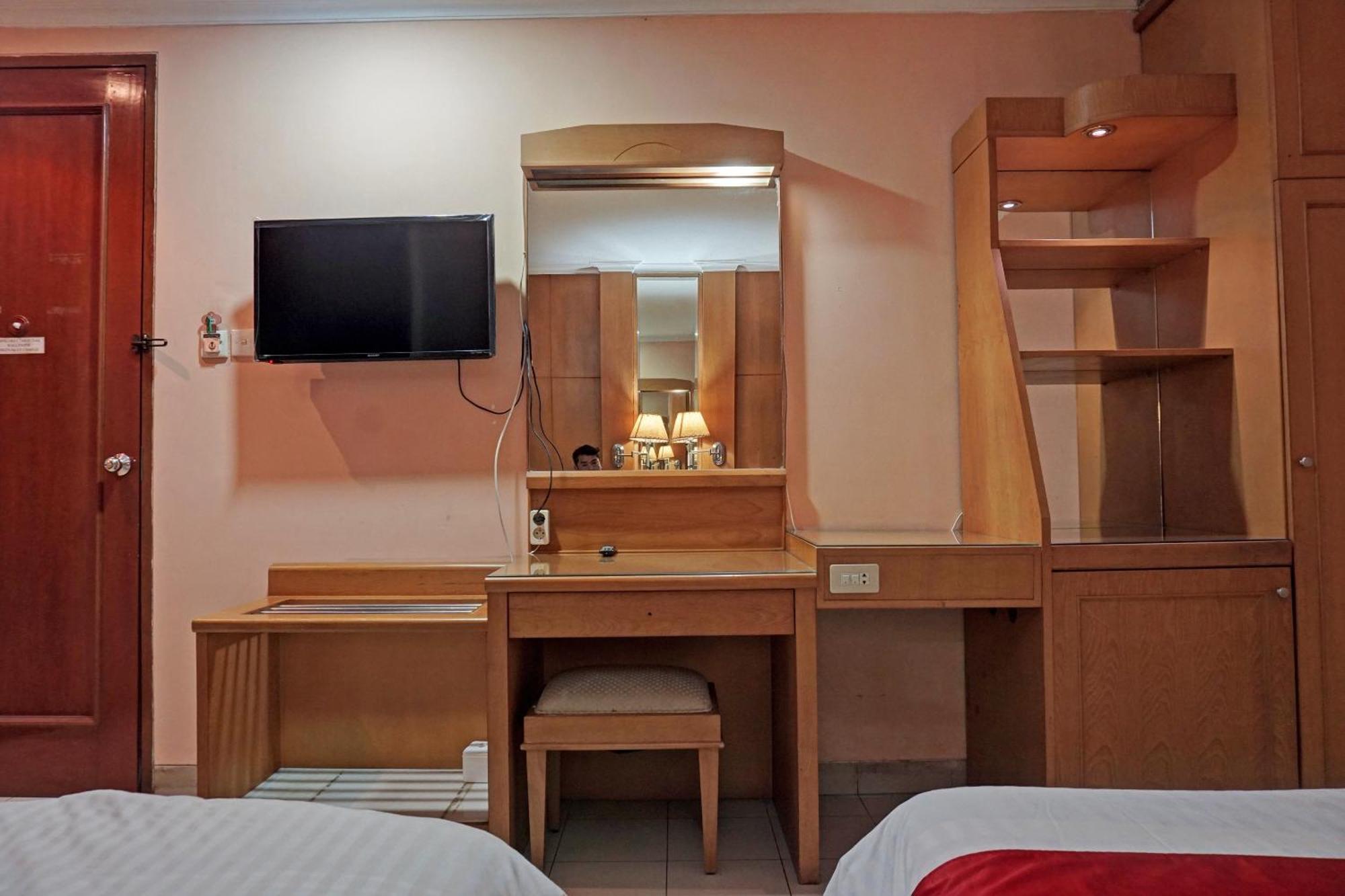 OYO 671 Hotel Capitol Giacarta Esterno foto