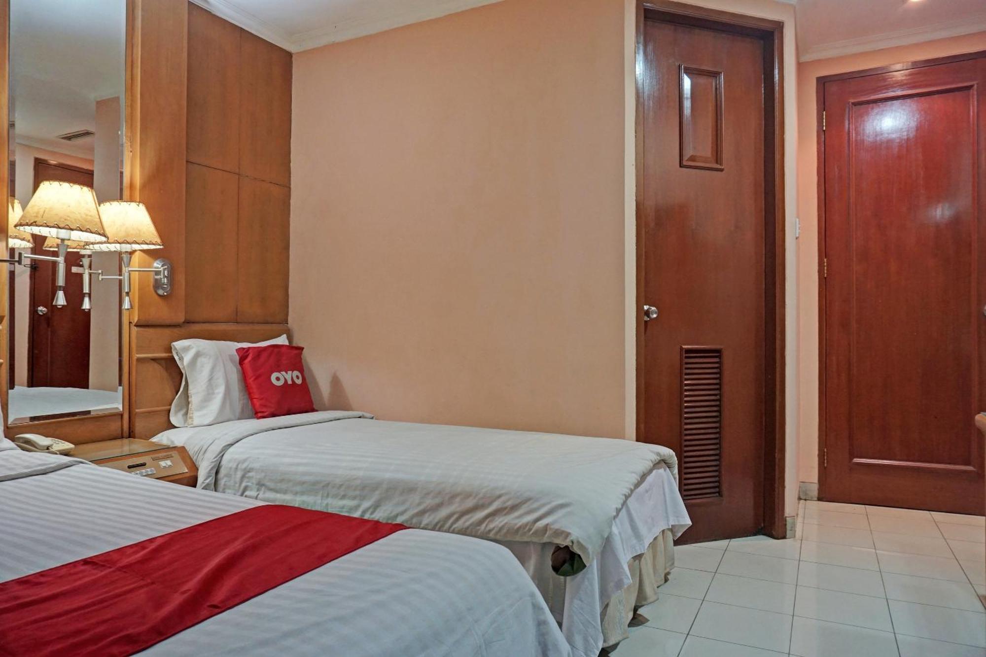 OYO 671 Hotel Capitol Giacarta Esterno foto