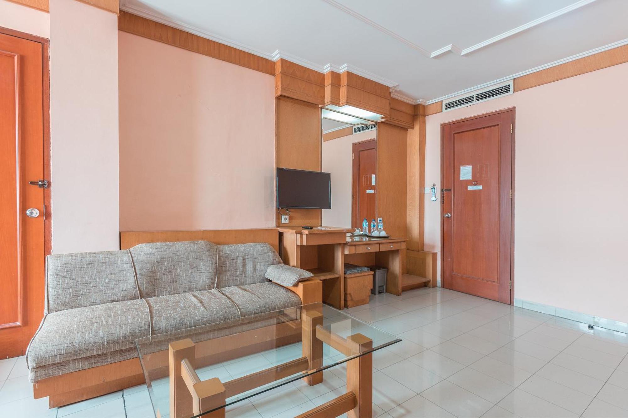 OYO 671 Hotel Capitol Giacarta Esterno foto