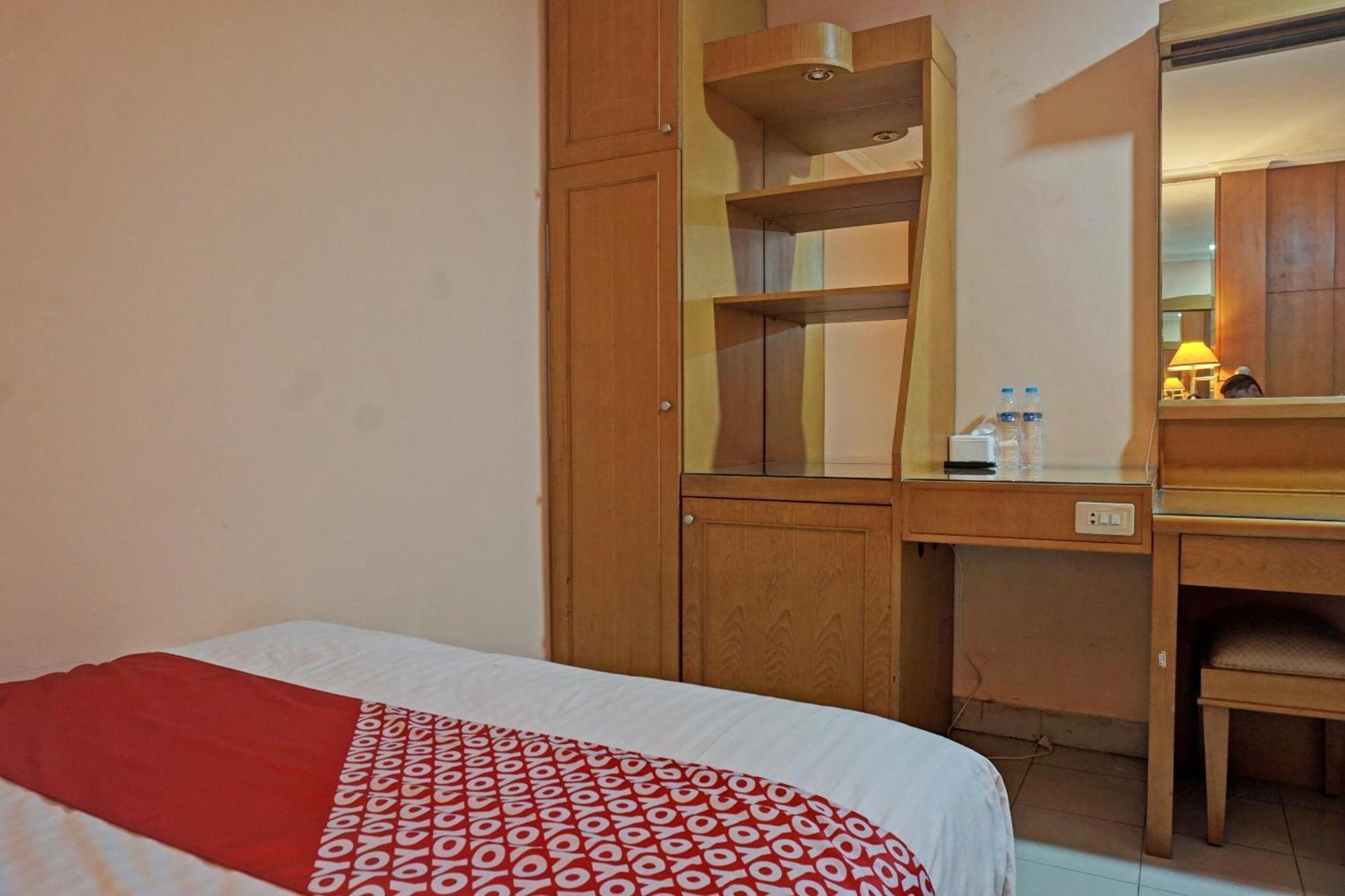 OYO 671 Hotel Capitol Giacarta Esterno foto