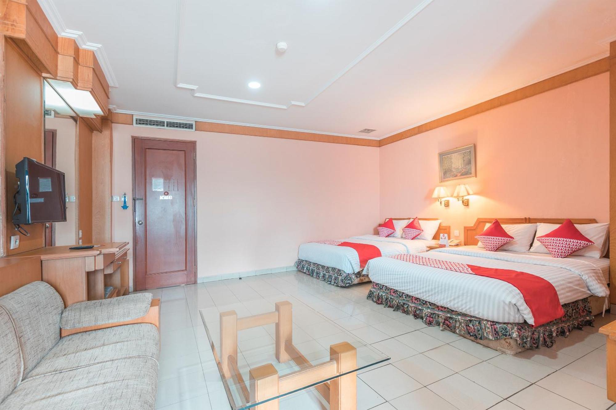 OYO 671 Hotel Capitol Giacarta Esterno foto