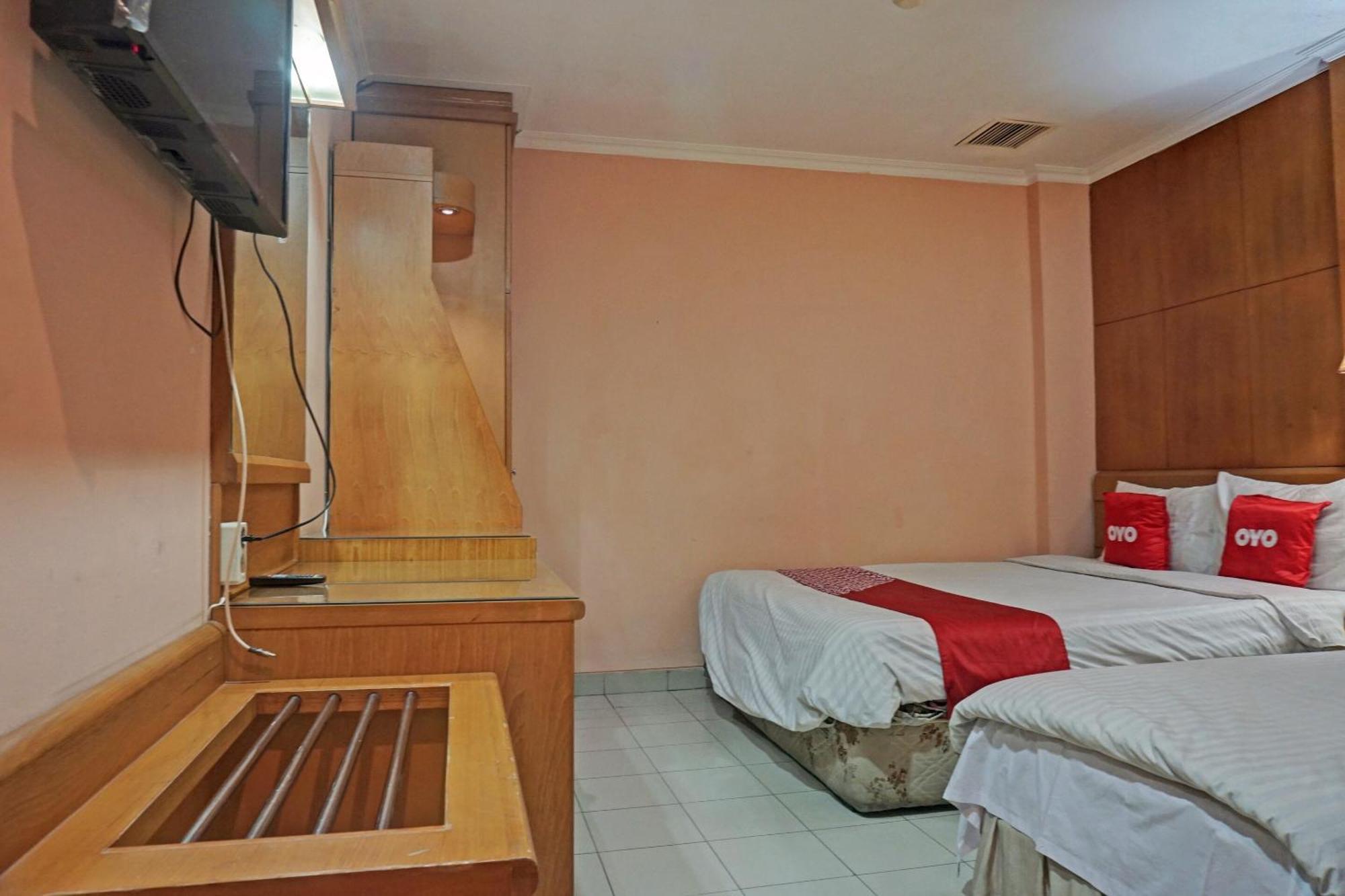 OYO 671 Hotel Capitol Giacarta Esterno foto