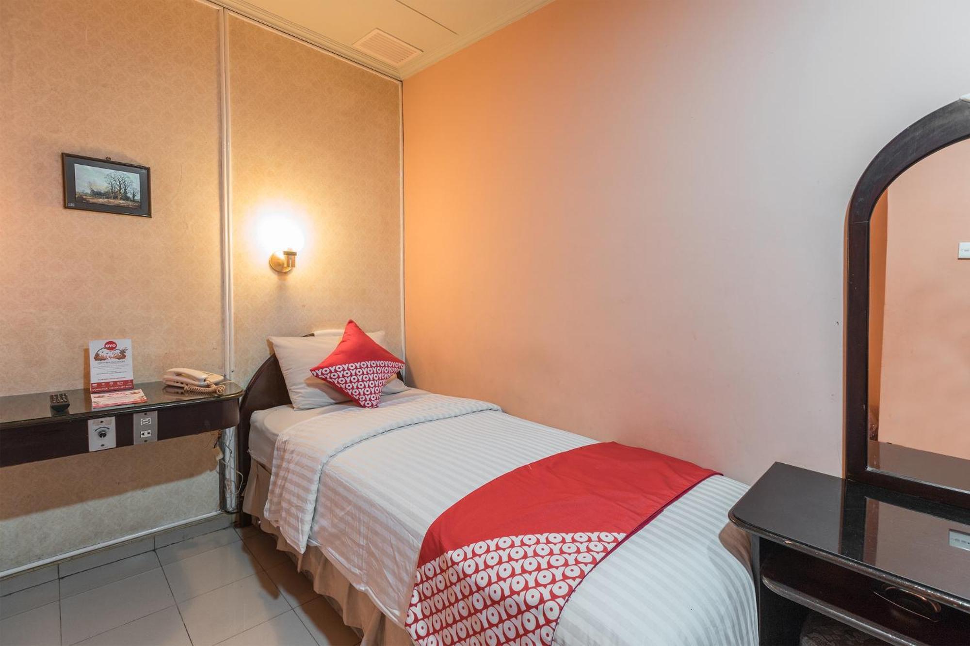OYO 671 Hotel Capitol Giacarta Esterno foto