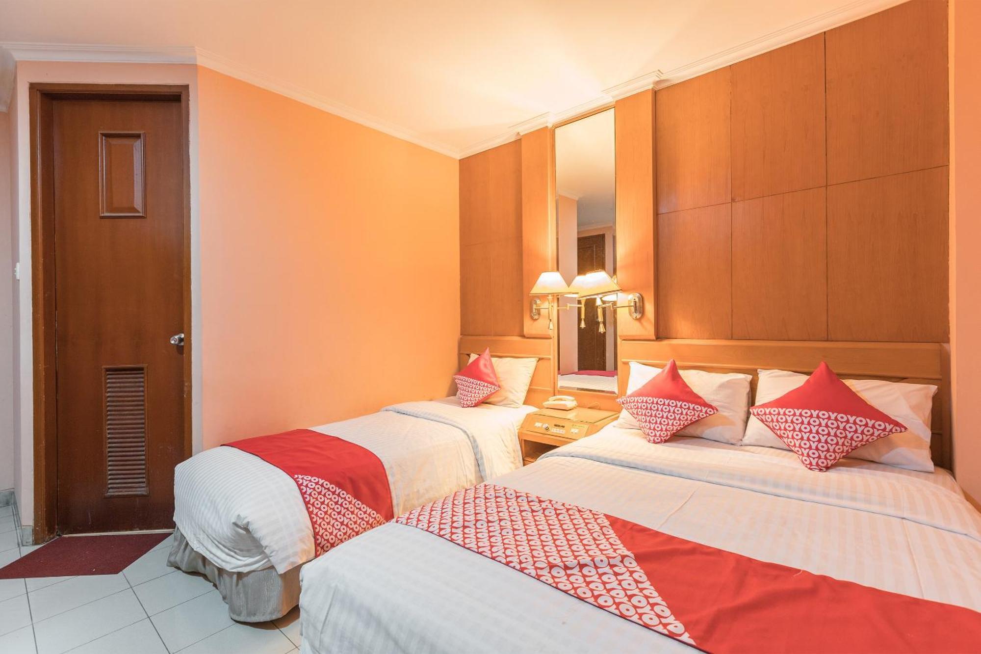 OYO 671 Hotel Capitol Giacarta Esterno foto